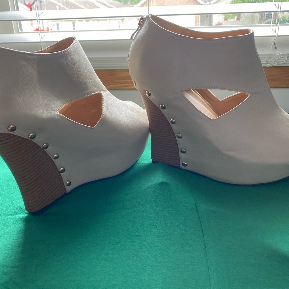 Size 11 cream colored platform sandals